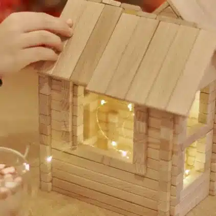Jeu de construction en bois Maison avec Balcon 136 pièces – Image 3